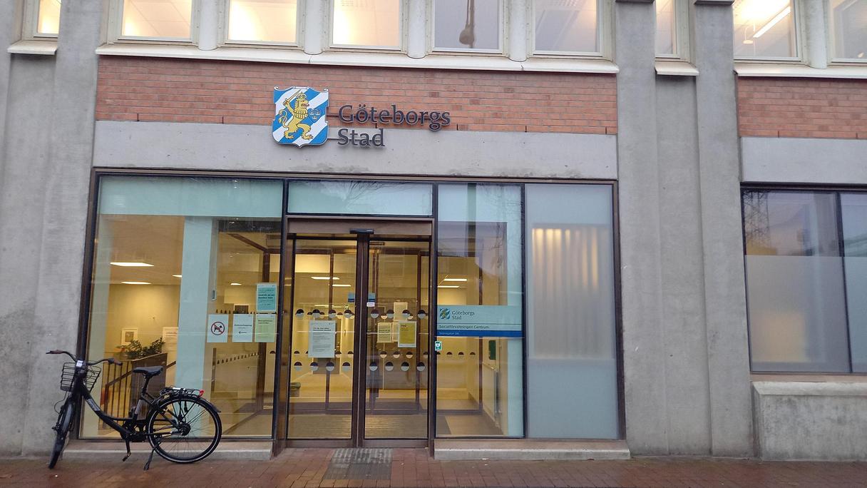 Entré med glasparti och en cykel parkerad utanför.