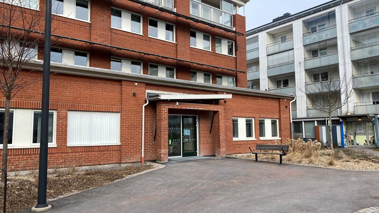 En tegelbyggnad och entrédörr funktionsstödsenhet Hisingen - Socialpsykiatri