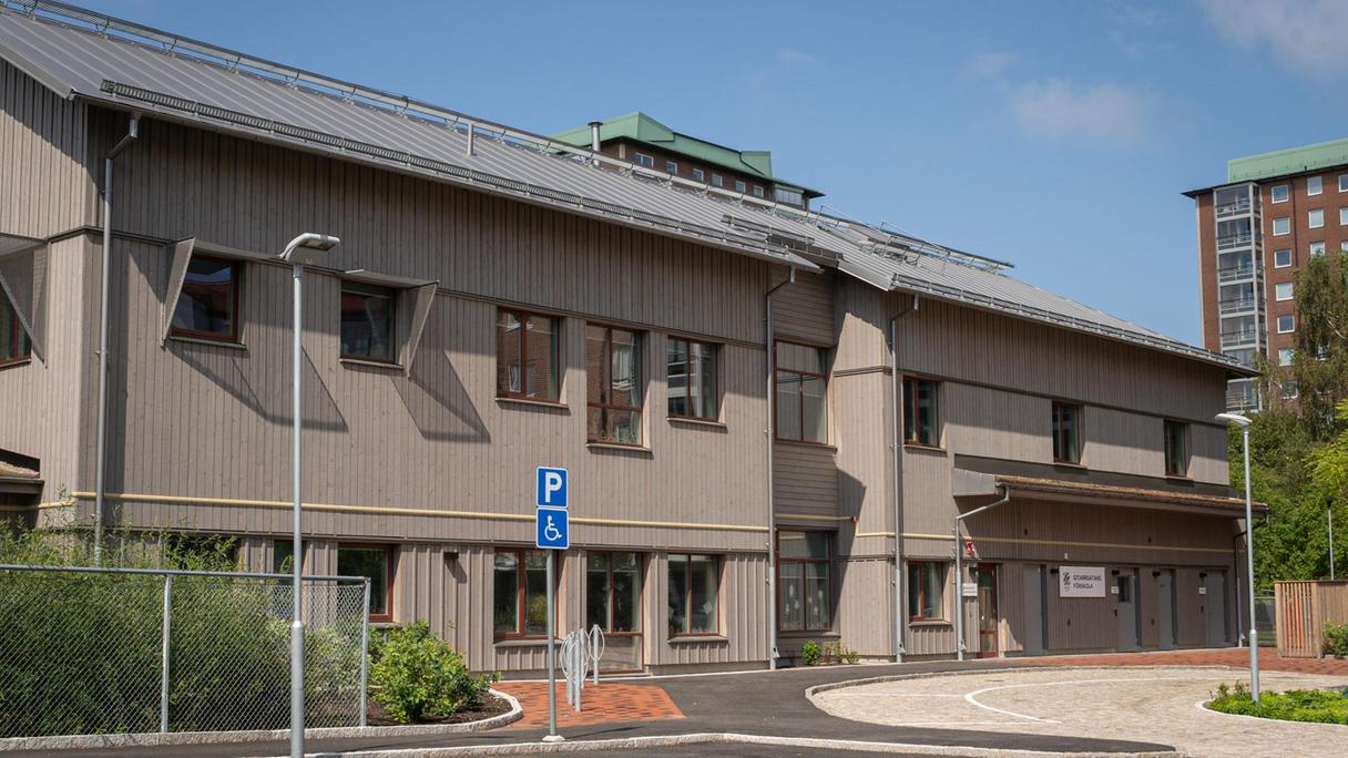 Beige träbyggnad i två plan