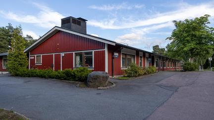 Bilden föreställer en röd byggnad.