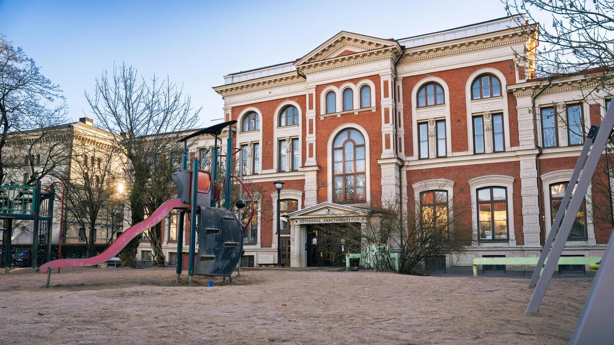 Lekplats på Gustaviskolans skolgård med en rutschkana.