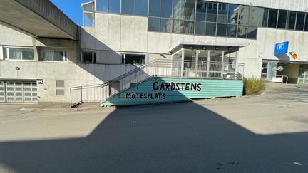 Framsida och entré till Gårdstens mötesplats