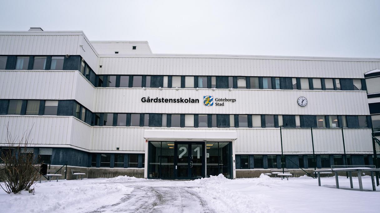 Gårdstensskolans huvudbyggnad med skolans skylt i fokus.