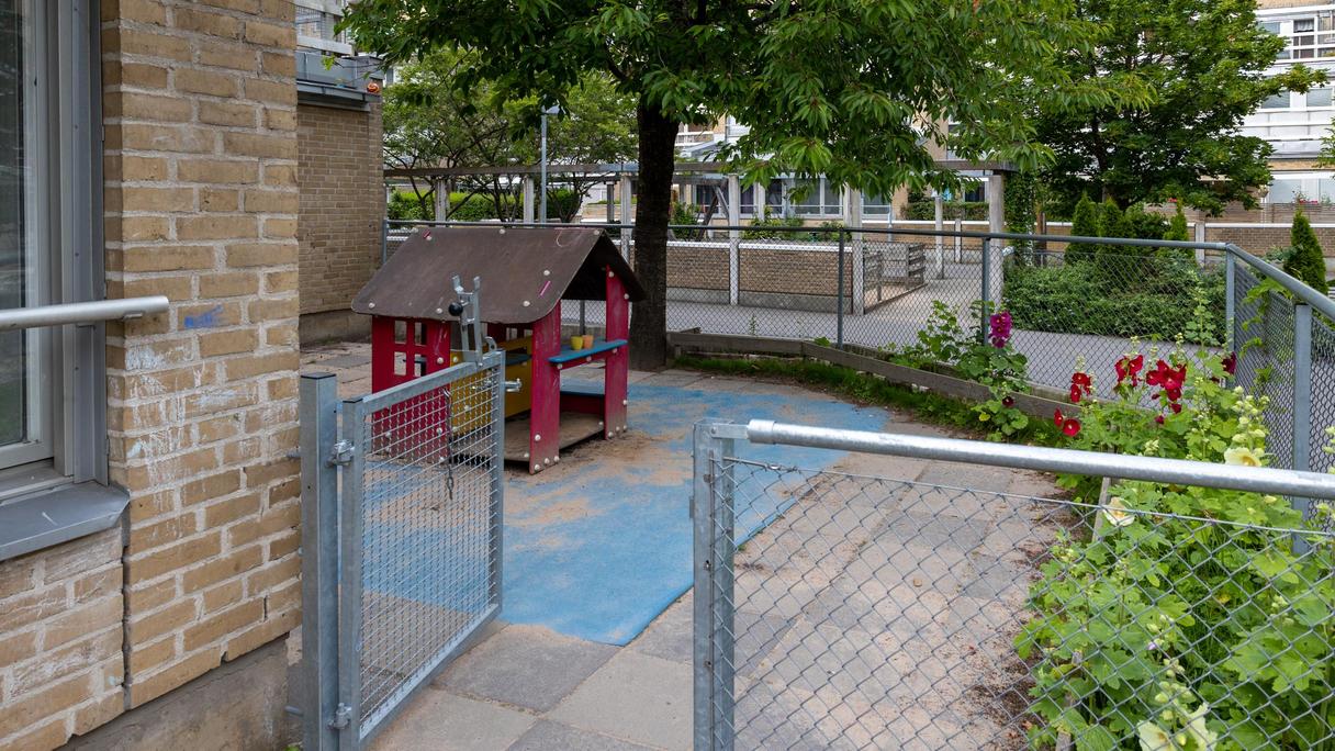 Del av förskolans lekplats
