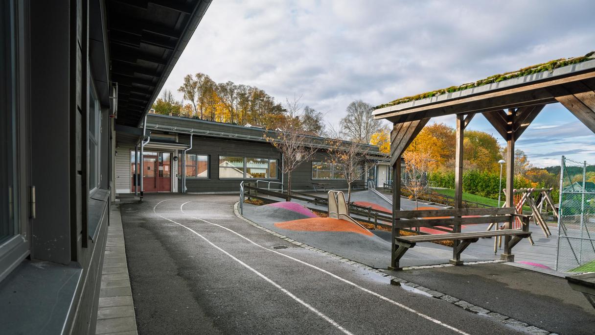 En bänk vid sidan av en gångväg på en skolgård