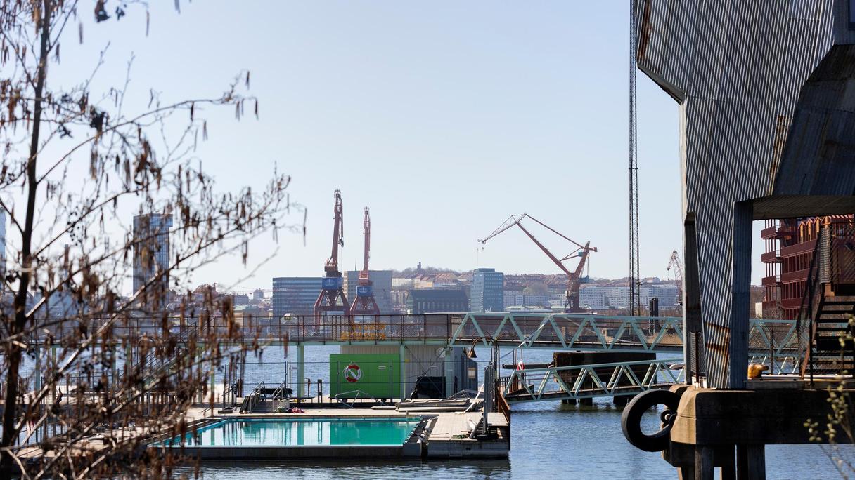 Bastun och hamnbadet med byggkranar i bakgrunden