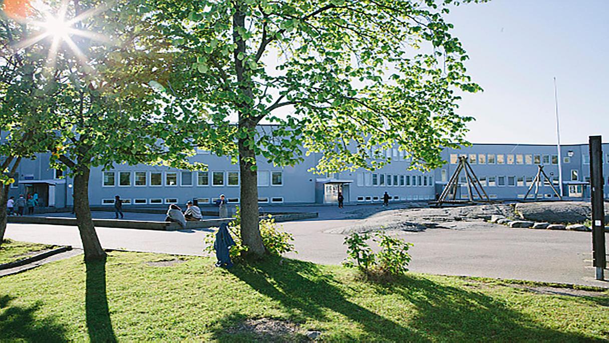 Stor vit skolbyggnad