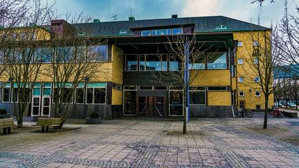 Bilden föreställer Katrinelundsgymnasiets huvudentré.