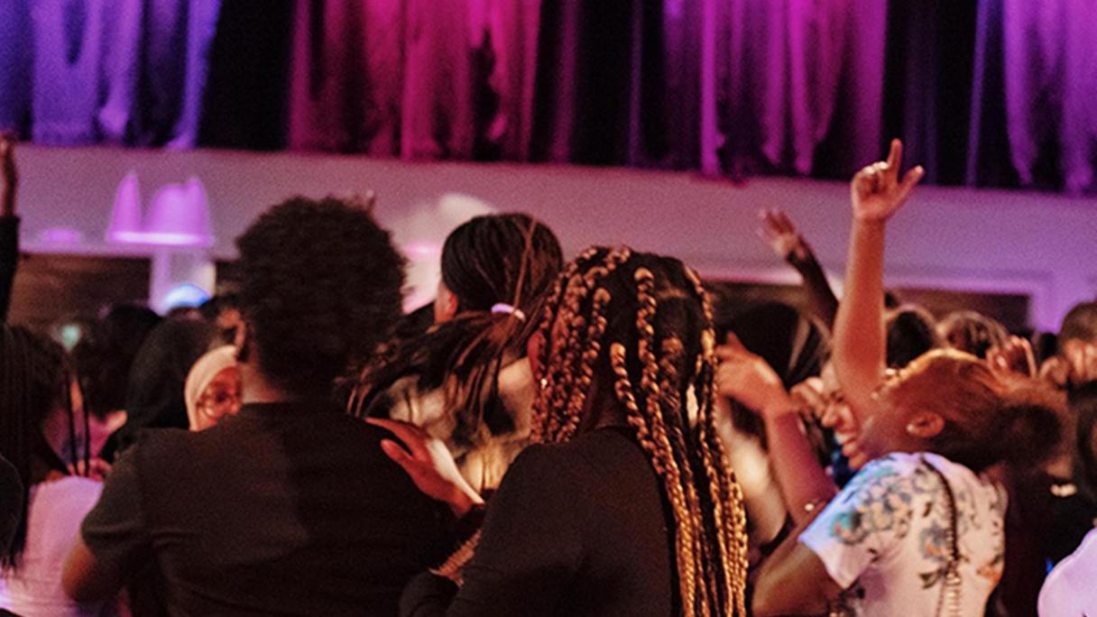 En lokal fylld med ungdomar som dansar 