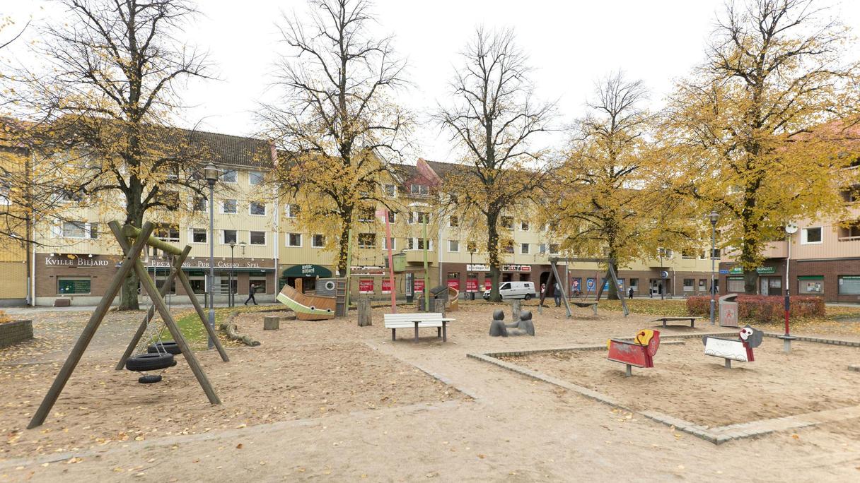 Stor sandyta med bland annat gungdjur, gungställning och ett lekskepp.