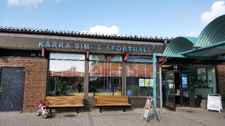 Entré till Kärra simhall där sporthallen ligger
