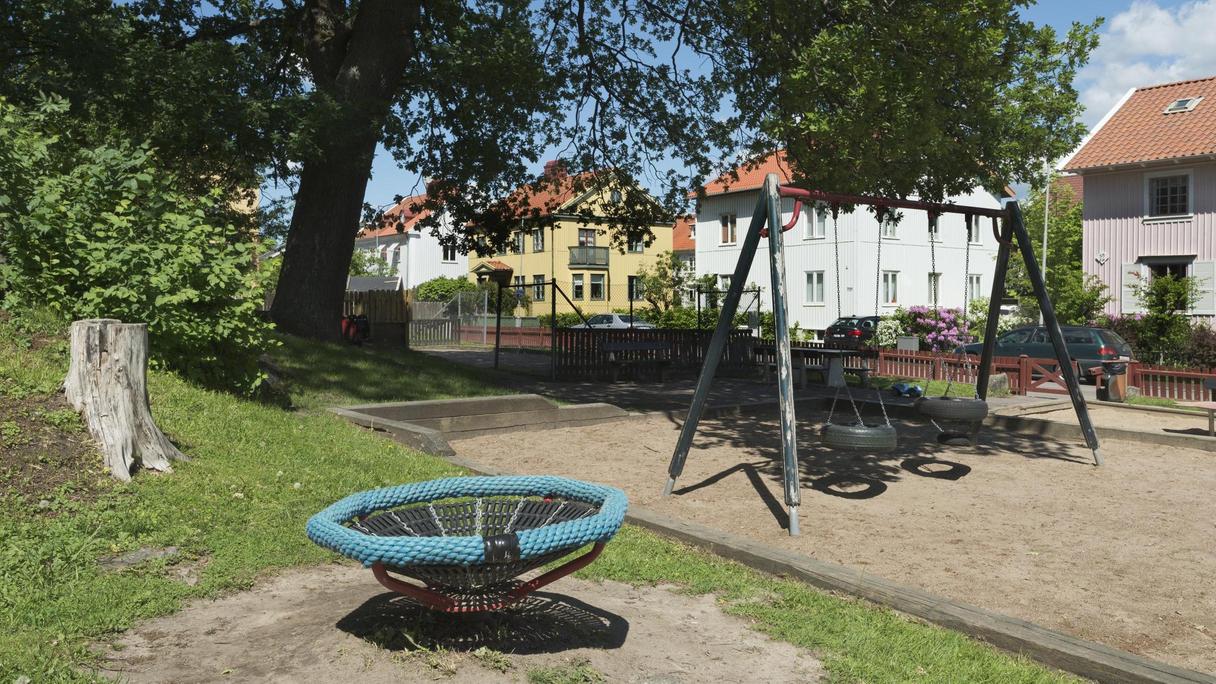Snurrgunga och en stor sandlåda med en gungställning.