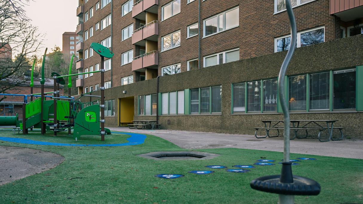 Lekplats framför Landalaskolan