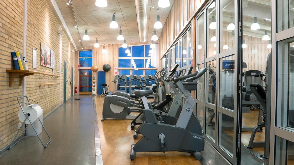 Bild på gymmaskiner på Länsmansgårdens gym.