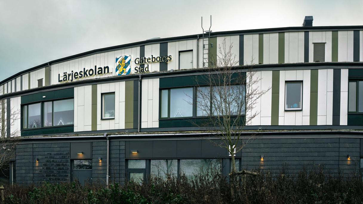 En vit skolbyggnad med en skylt med texten Lärjeskolan på fasaden.