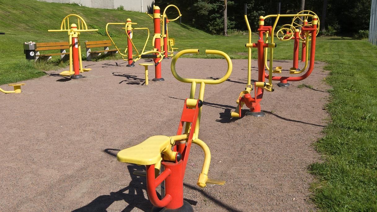 Yta av grus med flera olika träningsredskap.