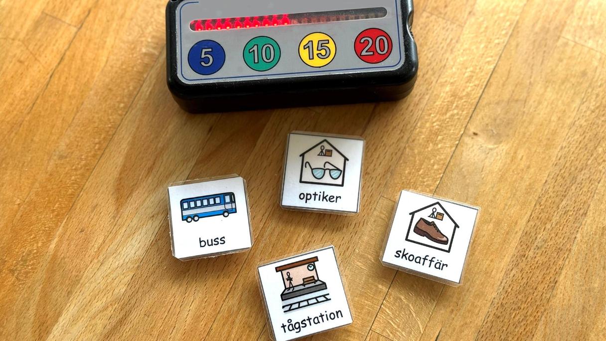 På ett bord står en timstock och framför ligger fyra aktivitetsbilder.