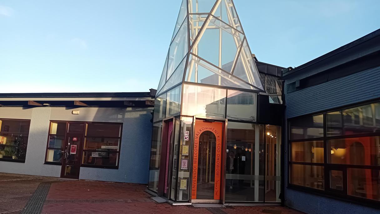 Byggnaden och ingången till medborgarkontoret i Angered.