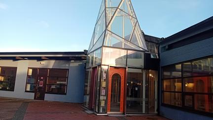 Byggnaden och ingången till medborgarkontoret i Angered.