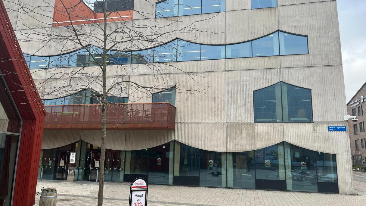 Byggnaden och ingången till medborgarkontoret i Backa.