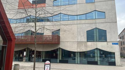 Byggnaden och ingången till medborgarkontoret i Backa. 