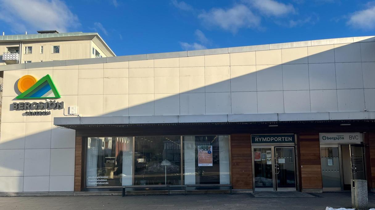 Ingången till Rymdporten där medborgarkontoret i Bergsjön ligger.