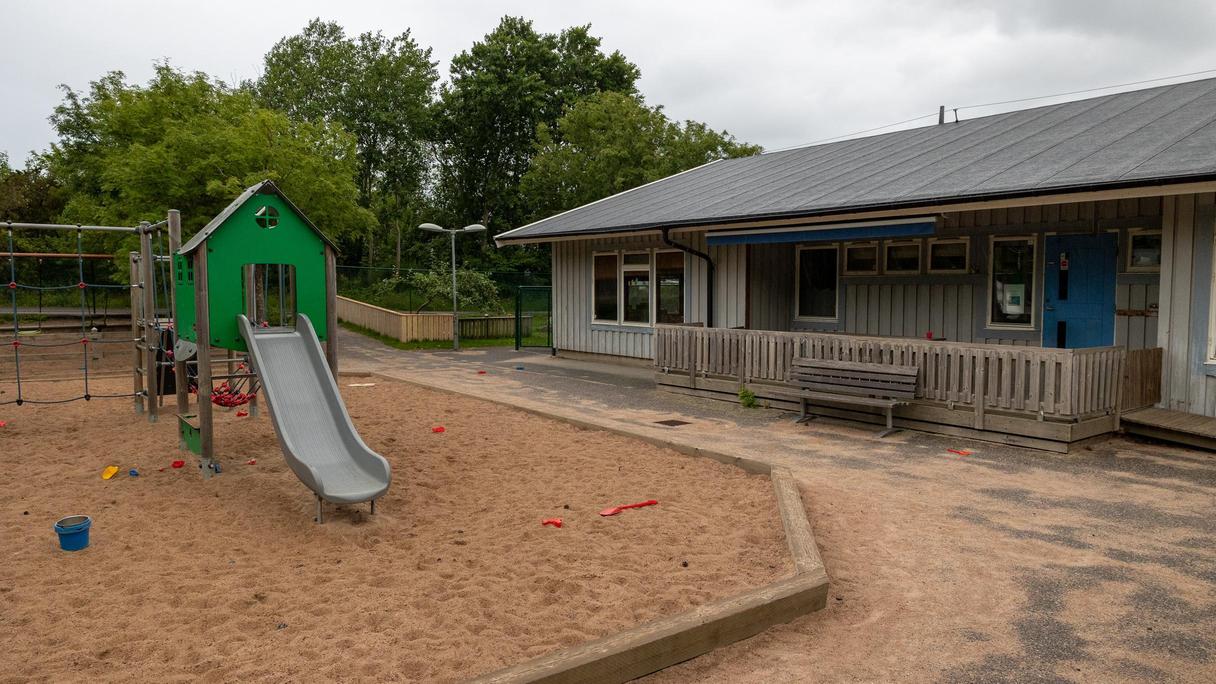 Enplansbyggnad i grått trä.