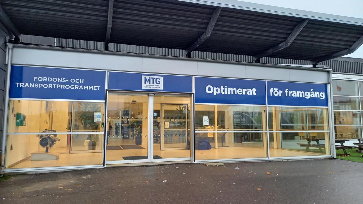 Entrén till Motorbranschens tekniska gymnasium, MTG. 