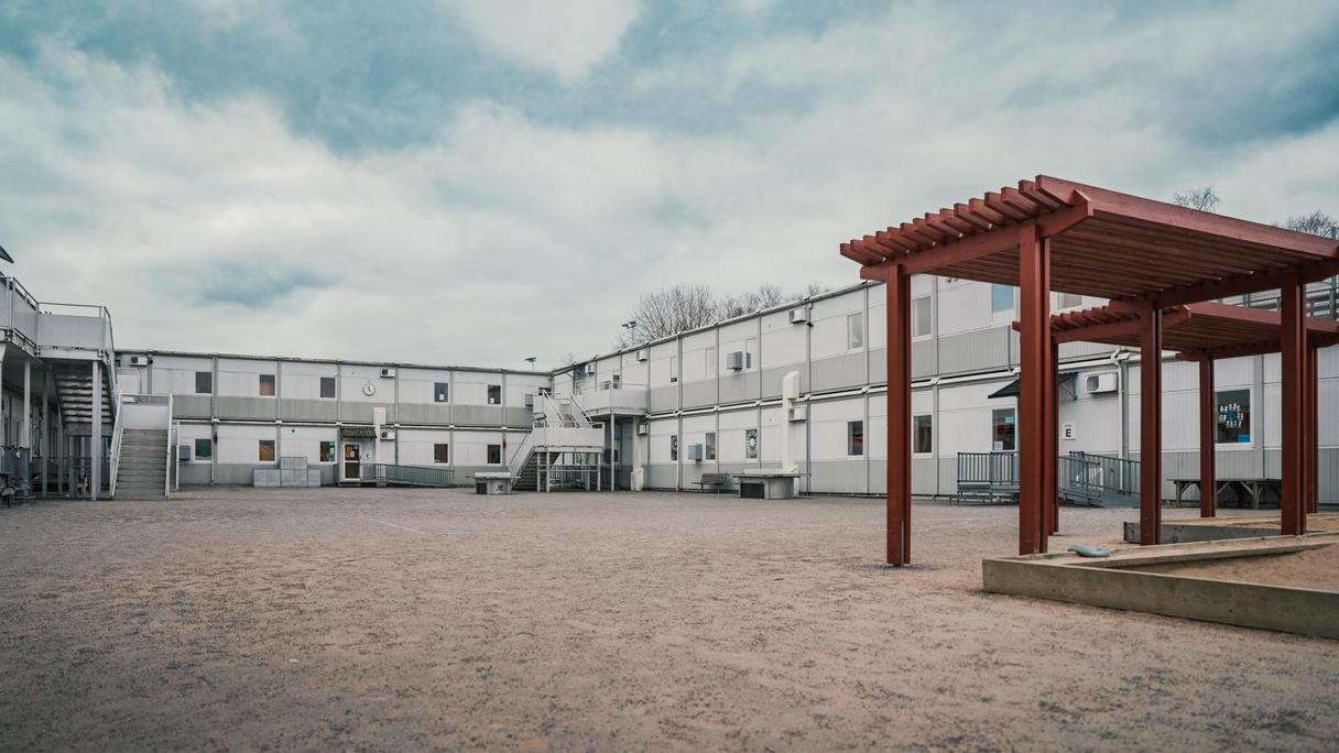 Nya Skolan Länsmansgårdens skolgård med några av skolbyggnaderna i bakgrunden.