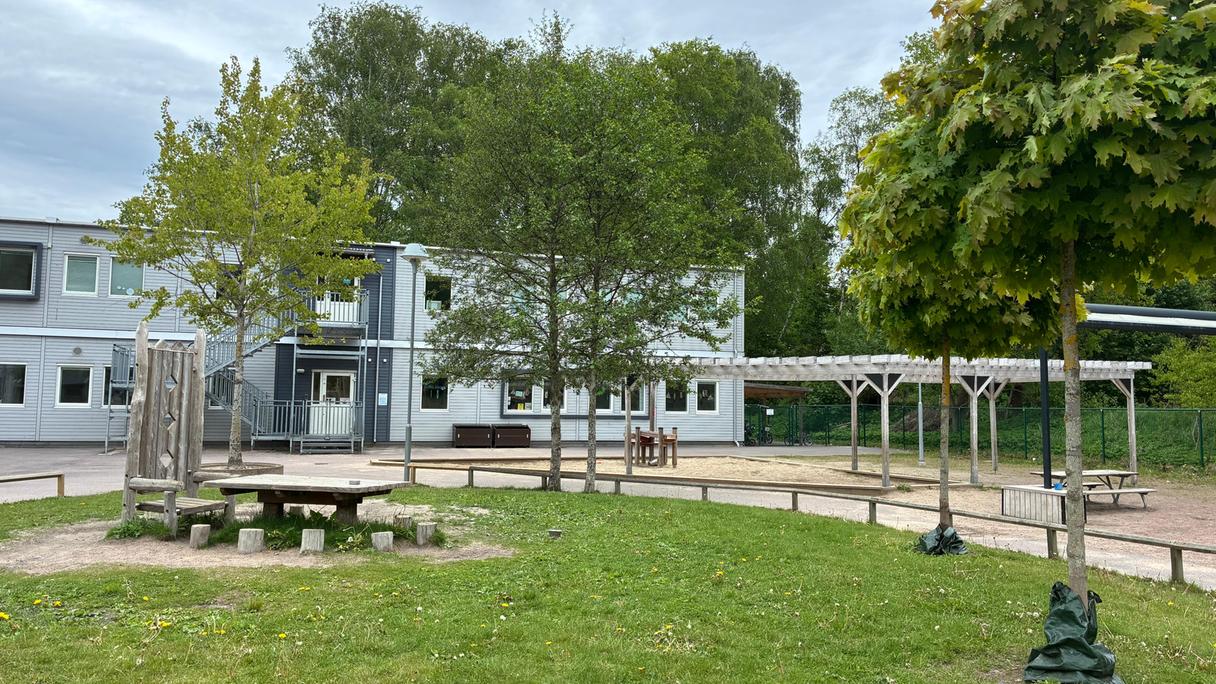 Del av förskolans lekplats