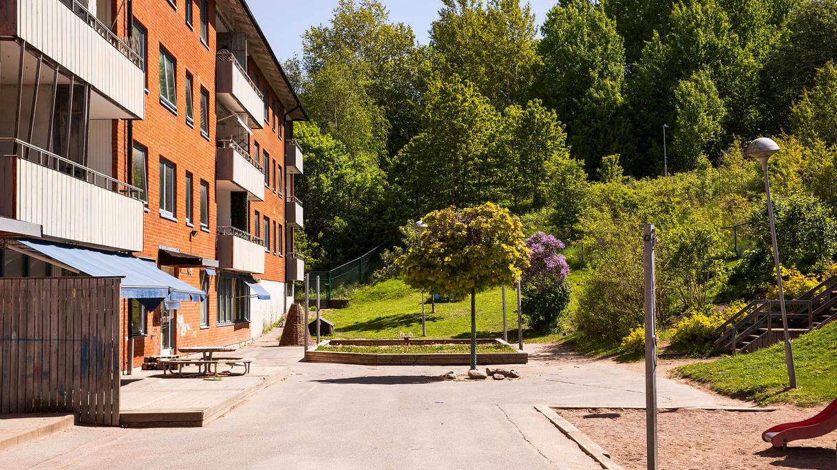 Förskolefasad och gården.