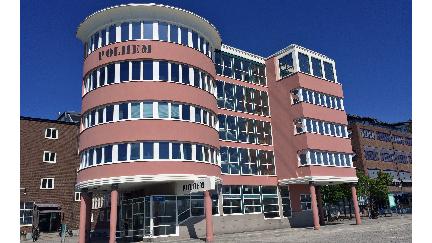 Polhemsgymnasiet rundade fasad i fokus.