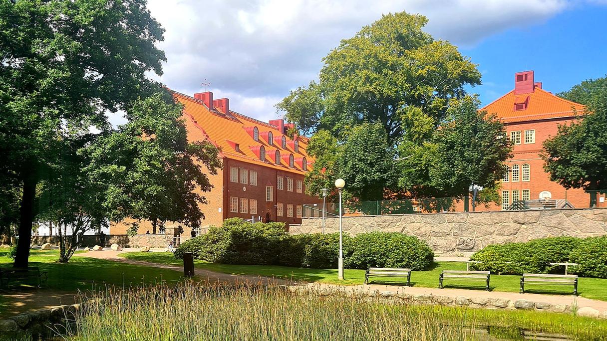 En överblick av Rambergsskolan med en park i fokus.