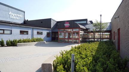 Bilden föreställer huvudentrén till Angeredsgymnasiet där Riksgymnasiet finns. 