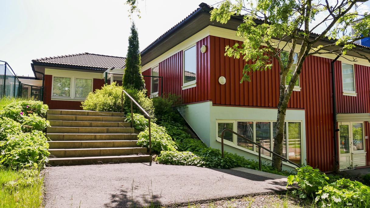 Förskolans röda byggnad i två plan.