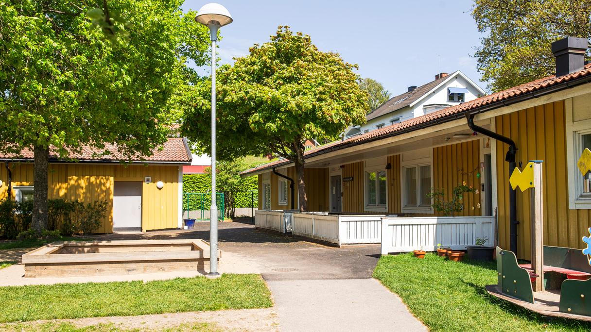 Förskolans byggnad i gult träd. 