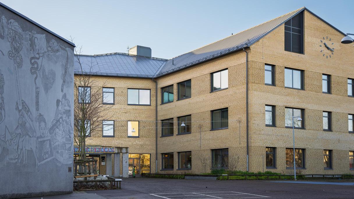 En överblick av Skytteskolans skolgård med en entré i bakgrunden.