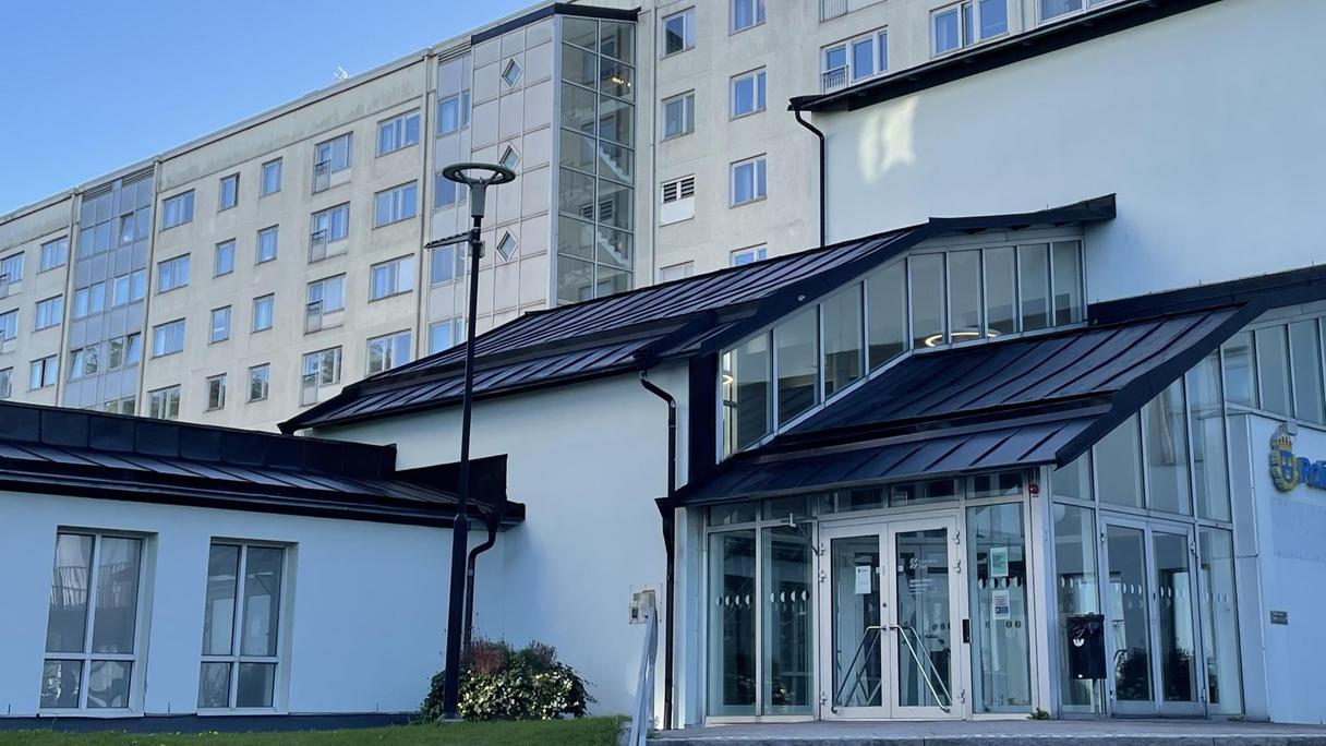 Socialkontoret är ett ljusblått hus i flera våningar. Entrén är i glas.