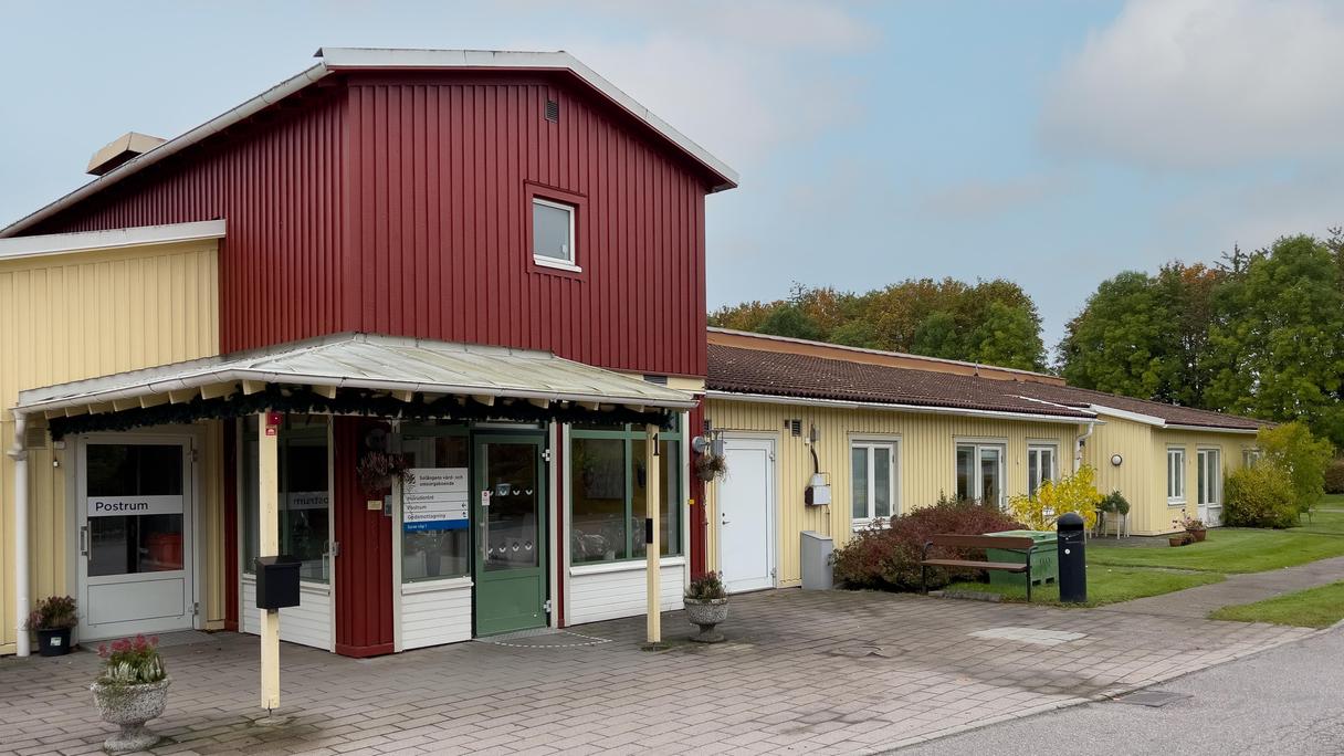 Vård- och omsorgsboendet ligger i ett hus med gul och röd fasad. Den gula delen är en våning. På framsidan av huset finns gräsmatta.