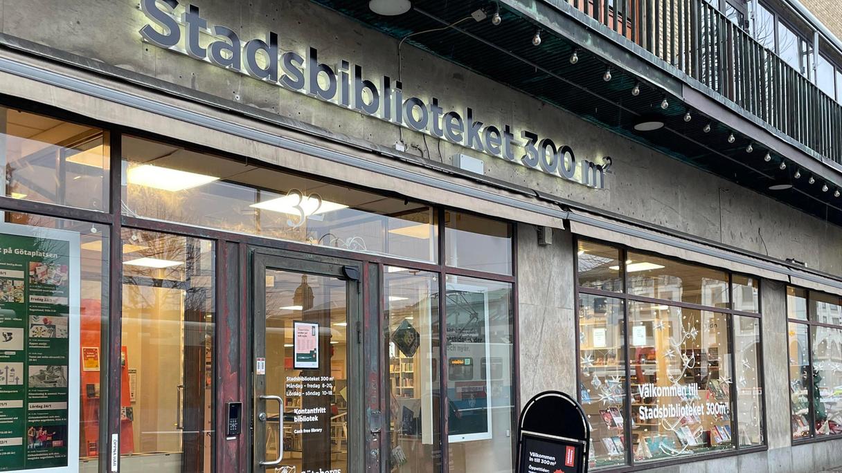 Fasad med fönster och glasdörrar och skylten "Stadsbiblioteket 300 m²"