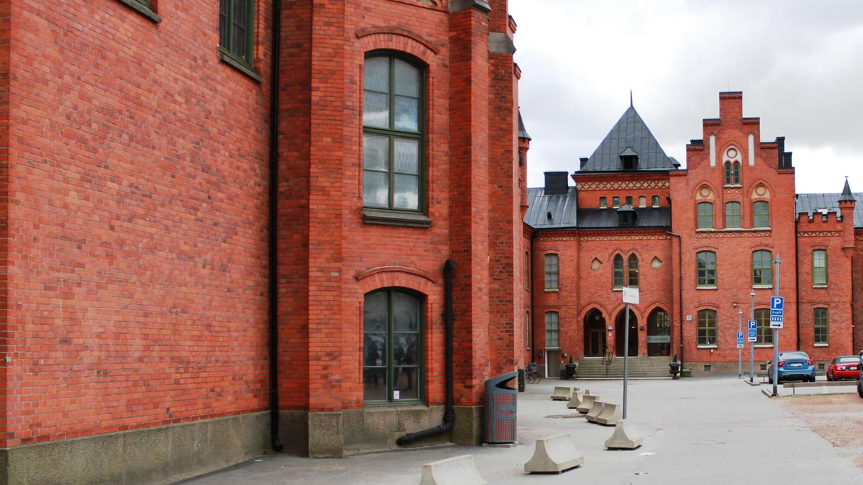 Bilden visar ingången till Studium Kviberg.