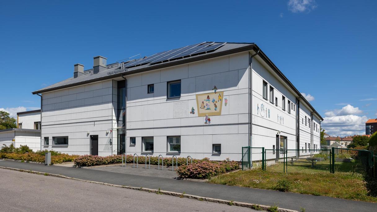 Vit byggnad i två plan