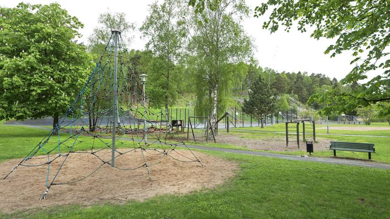 Ytor med sand där bland annat ett högt klätternät står och bollplaner.