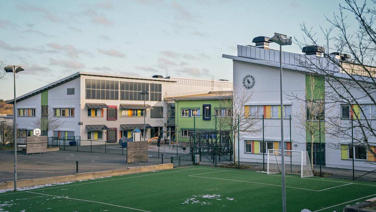 En fotbollsplan framför Torslandaskolan. I bakgrunden syns Torslandaskolans lekplats.