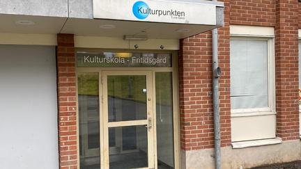 En dörr med en skylt ovanför där det står kulturpunkten