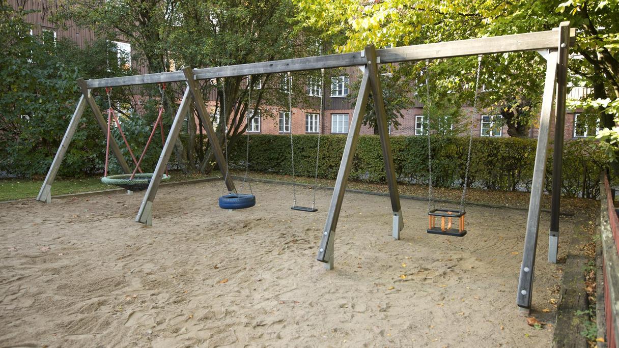 Sandyta med en stor gungställning.