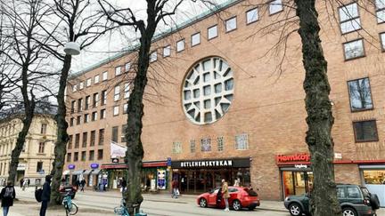 Ett stort rött tegelhus