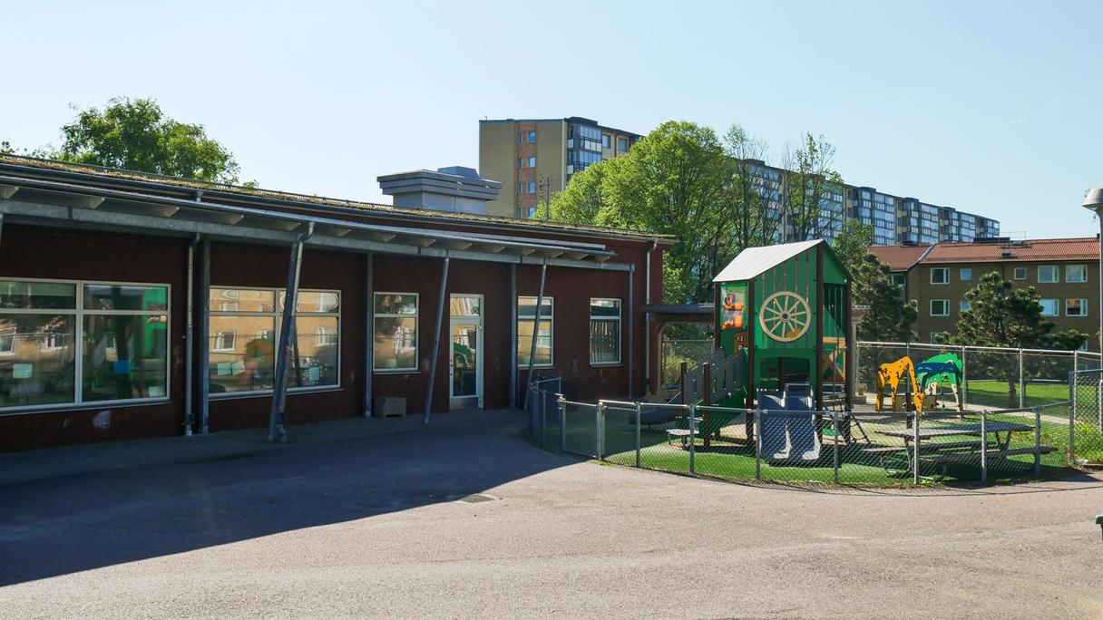 Förskolan med en lekställningar på gården.