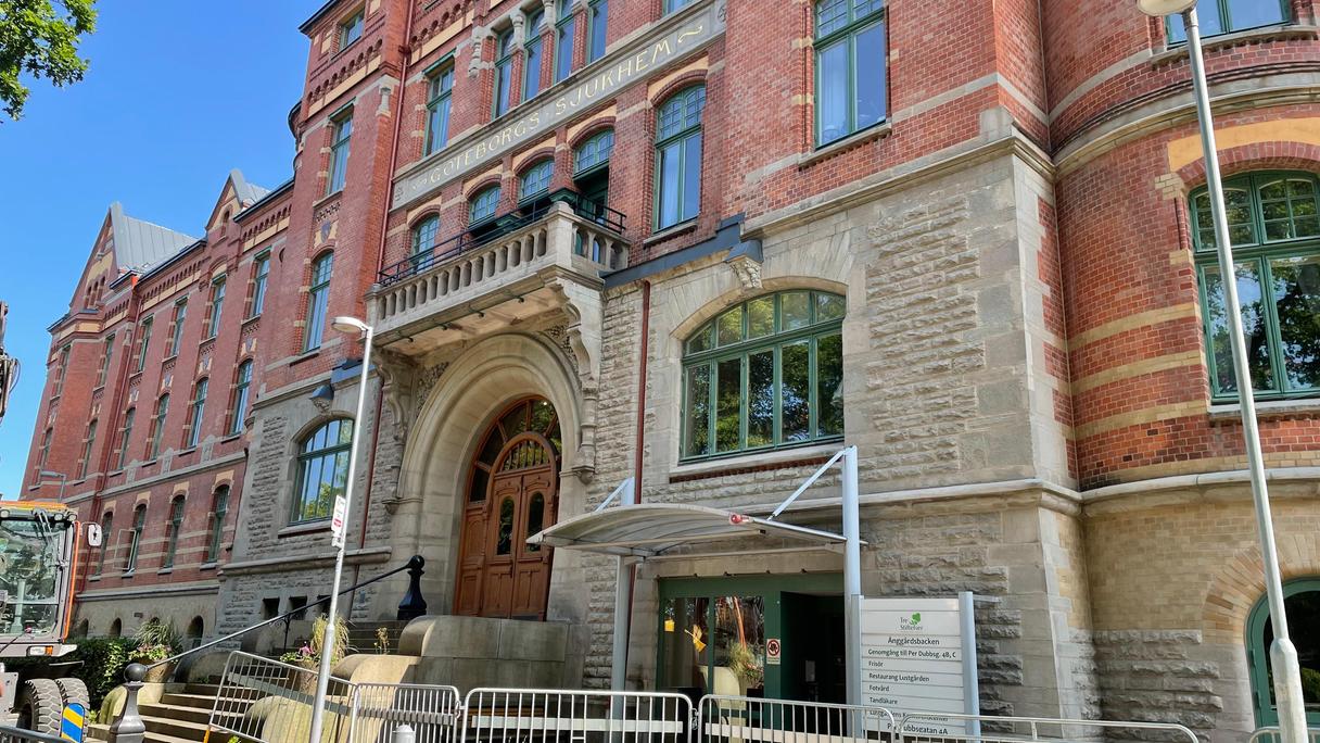 Huvudentrén till Änggårdsbacken ligger i en tegelbyggnad. Fram till dörren är det en trappa. Framför entrén pågår byggarbete.