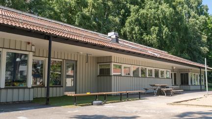 Ljusgrå enplansbyggnad 